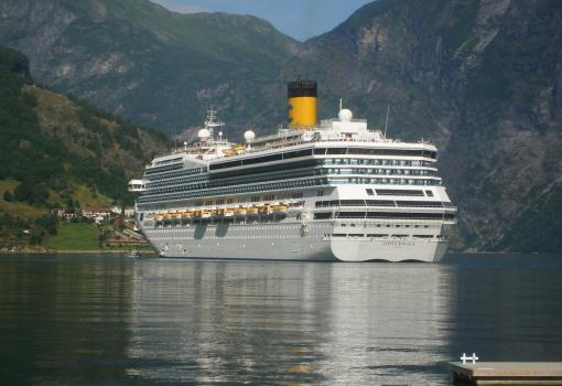 El Costa Magica en el Fiordo de Geiranger